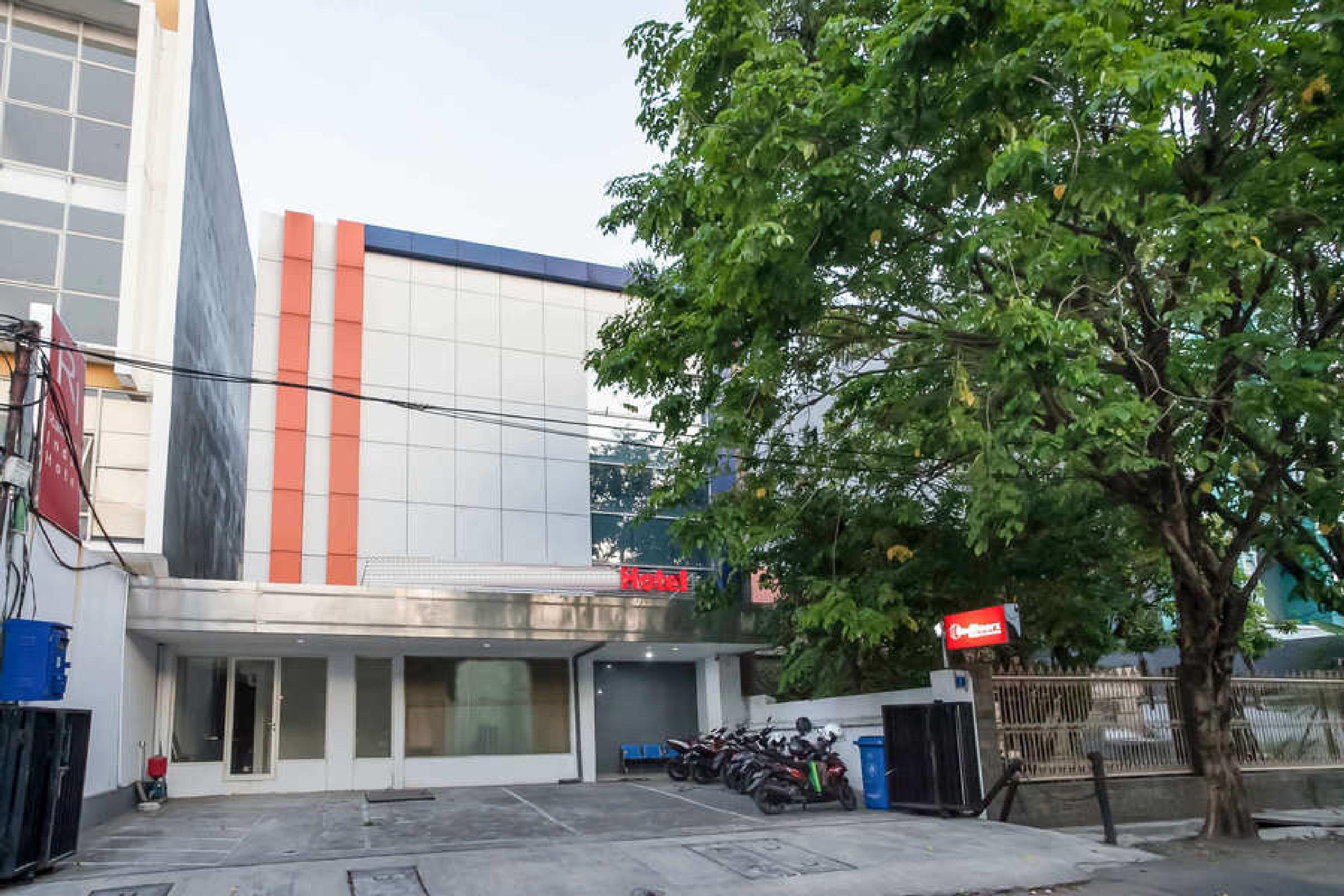 מלון סוראבאיה Reddoorz @ Panglima Sudirman מראה חיצוני תמונה
