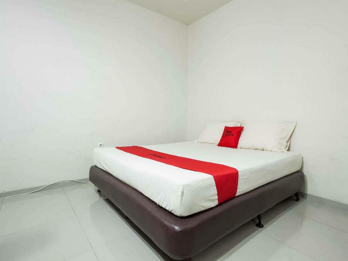 מלון סוראבאיה Reddoorz @ Panglima Sudirman מראה חיצוני תמונה