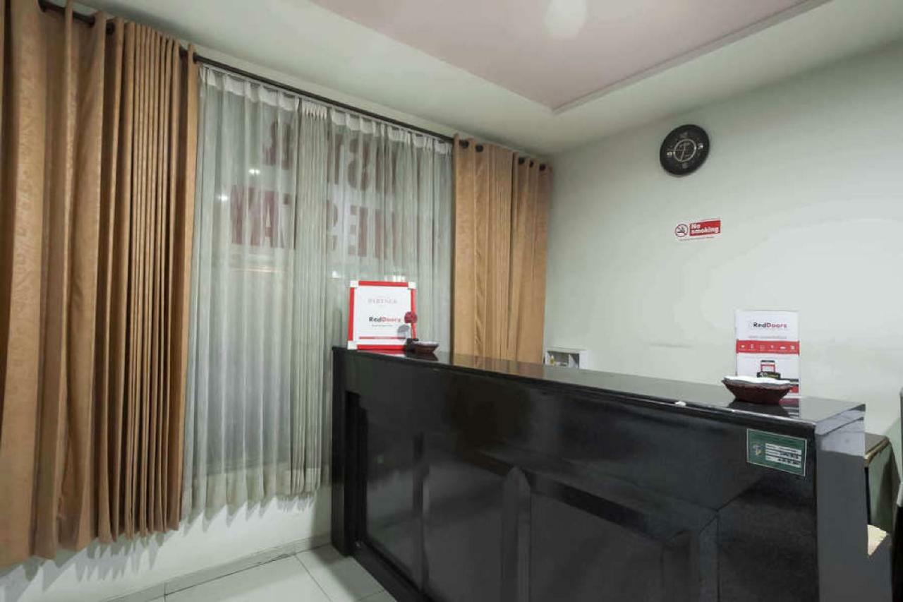 מלון סוראבאיה Reddoorz @ Panglima Sudirman מראה חיצוני תמונה